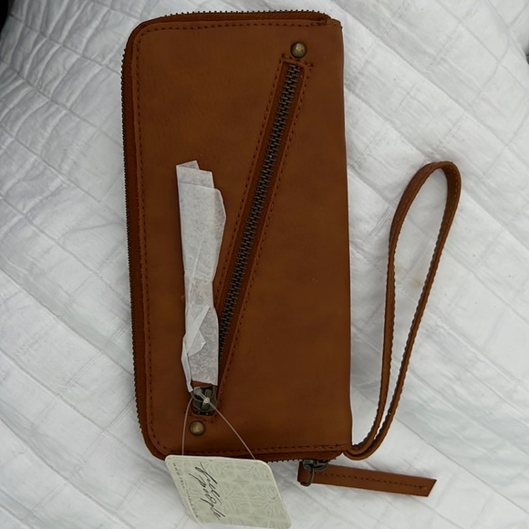 Free People Distressed Vegan Wallet NWT - Picture 2 of 3